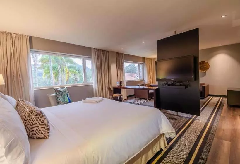 سوییت جونیور, Movich Hotel Las Lomas