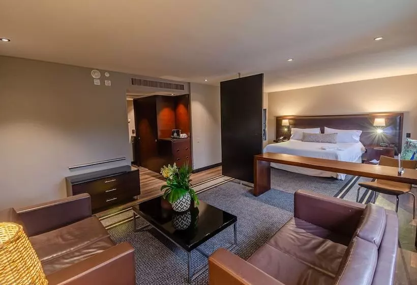 سوییت جونیور, Movich Hotel Las Lomas