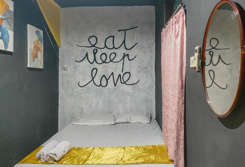 Standard Room, Yellow Sapphire Redpartner Near Mayjend Sungkono