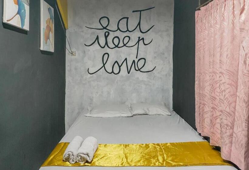 Standard Room, Yellow Sapphire Redpartner Near Mayjend Sungkono