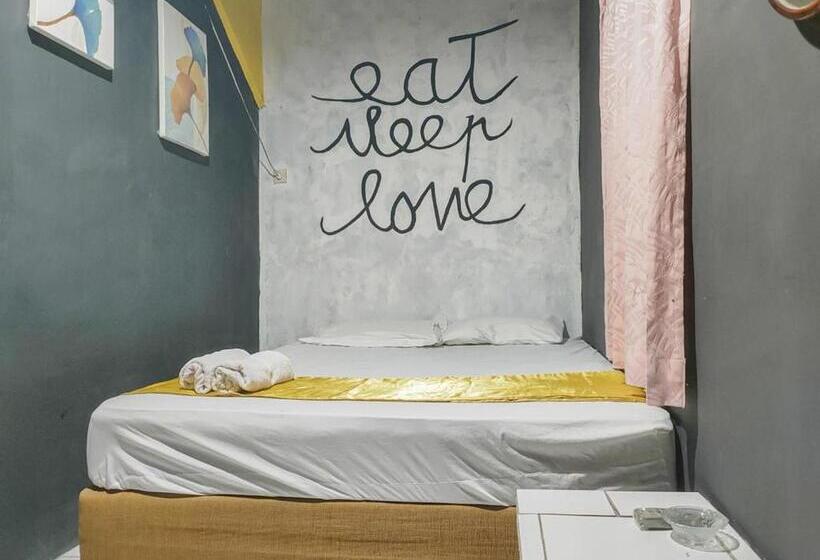 Standard Room, Yellow Sapphire Redpartner Near Mayjend Sungkono