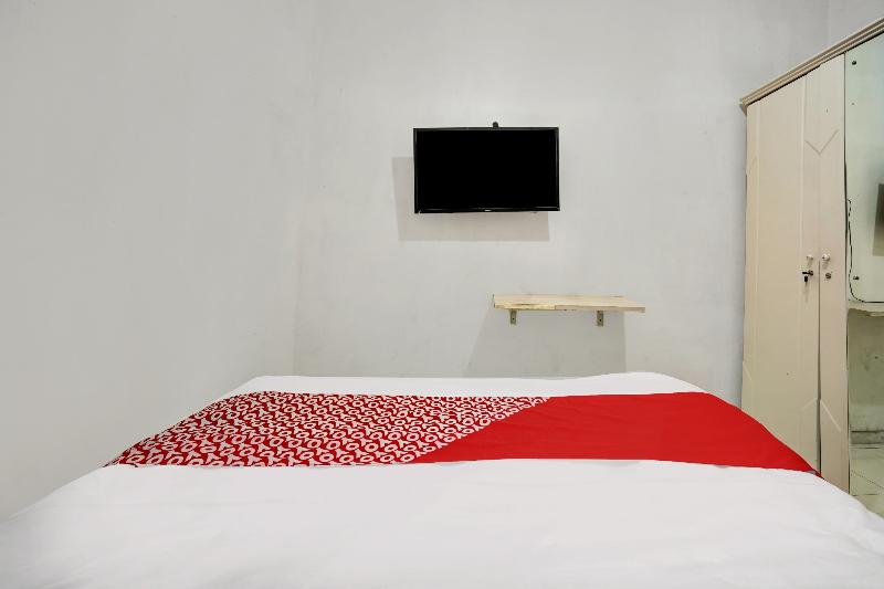 Standard Room, Yellow Sapphire Redpartner Near Mayjend Sungkono