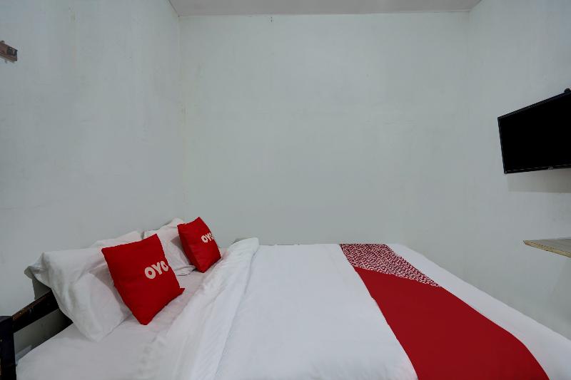 Standard Room, Yellow Sapphire Redpartner Near Mayjend Sungkono