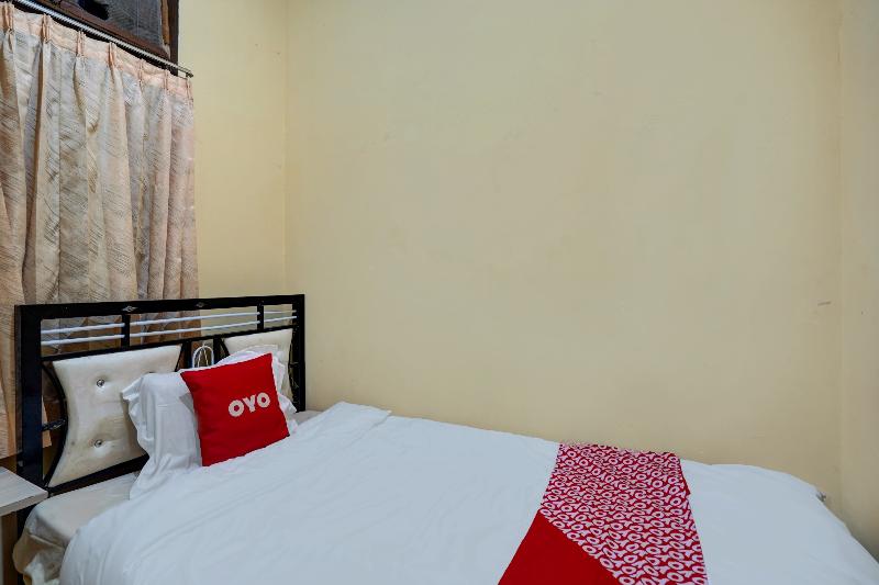 Standard Single Room, Yellow Sapphire Redpartner Near Mayjend Sungkono