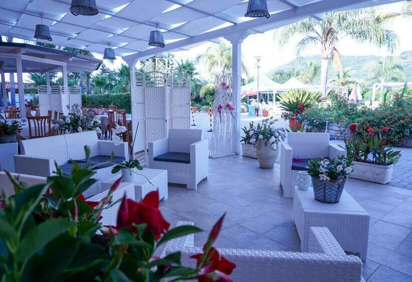 غرفة قياسية مطلّة علي حمام السباحة, Kavani