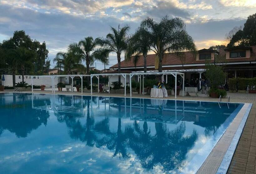 غرفة قياسية مطلّة علي حمام السباحة, Kavani