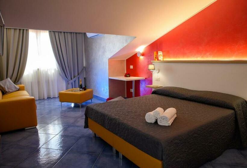 غرفة قياسية مطلّة علي حمام السباحة, Kavani