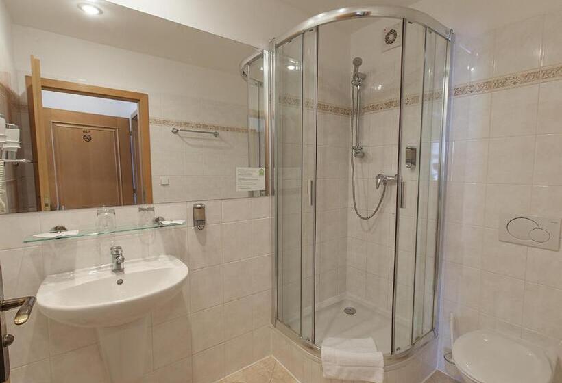 标准三人间, Atos