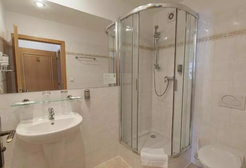 Habitació Triple Estàndard, Atos