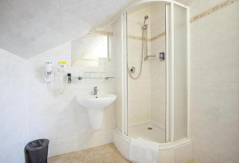 四人标准间, Atos