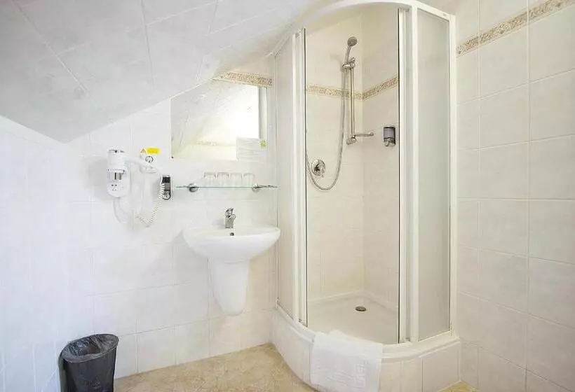 Habitació Quàdruple Estàndard, Atos