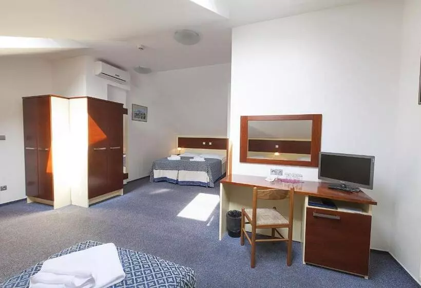 Habitació Quàdruple Estàndard, Atos