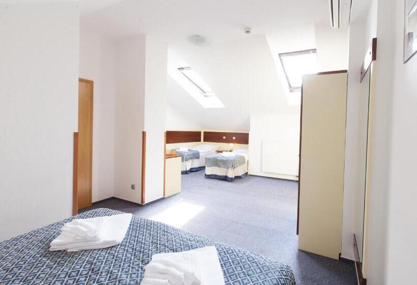 四人标准间, Atos