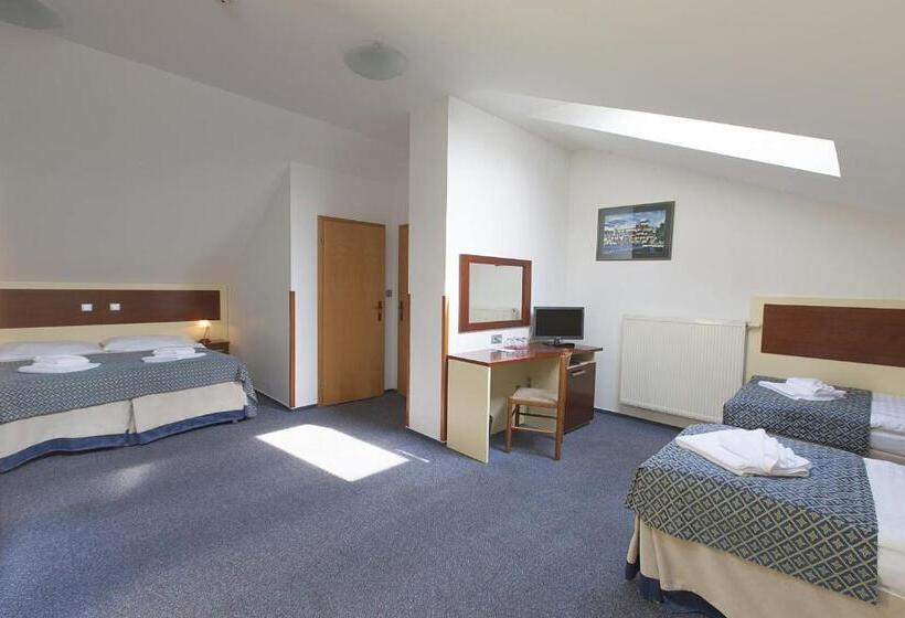 四人标准间, Atos