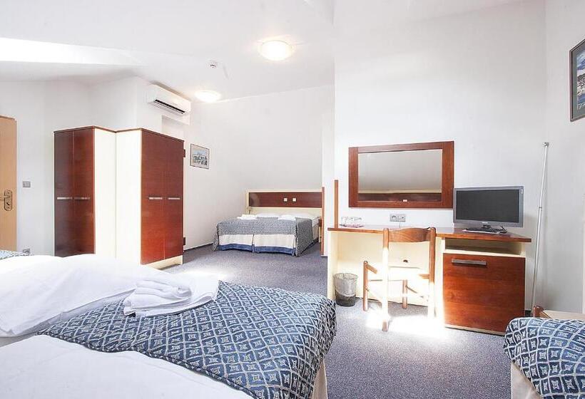 四人标准间, Atos