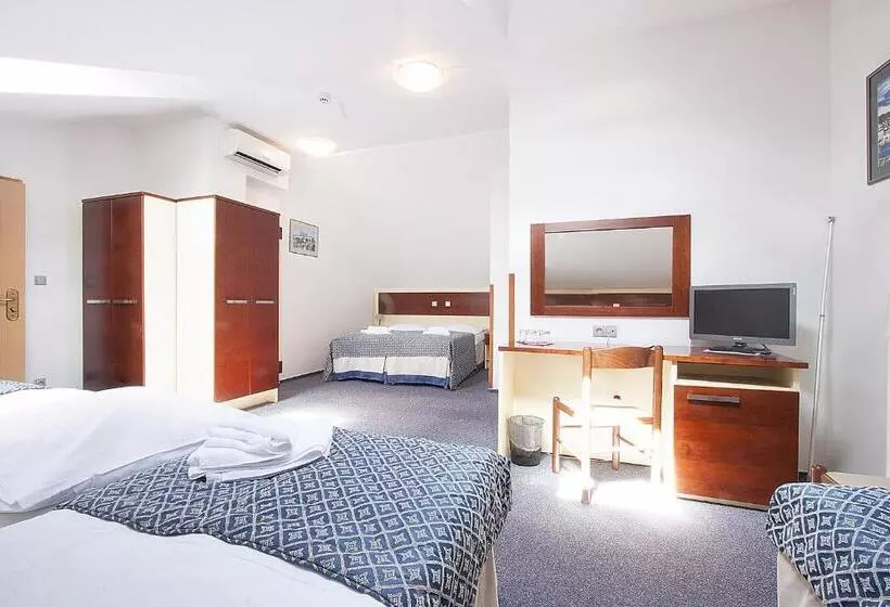 Habitació Quàdruple Estàndard, Atos