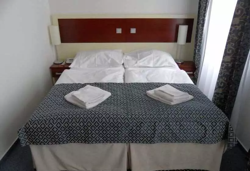 Habitación Estàndard Individual, Atos