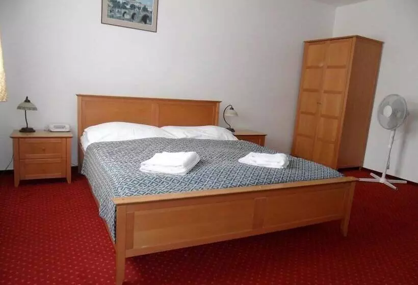 Habitació Estàndard, Atos