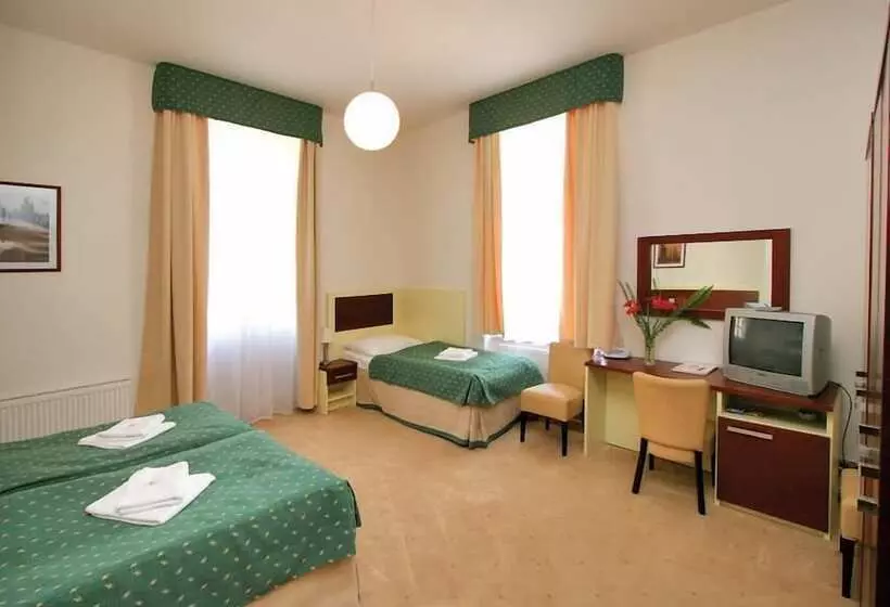 Habitació Triple Estàndard, Atos
