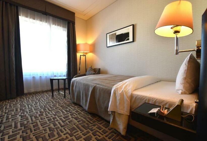 غرفة قياسية فردية, Okura Chiba