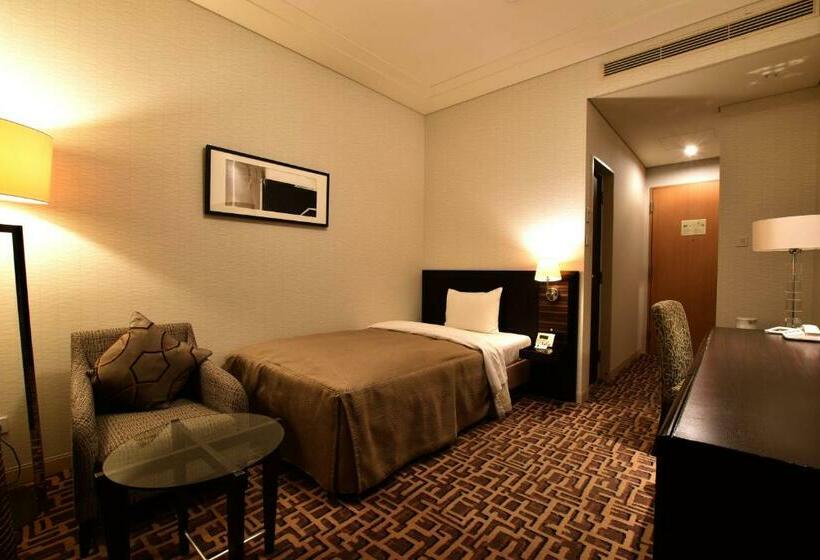 غرفة قياسية فردية, Okura Chiba