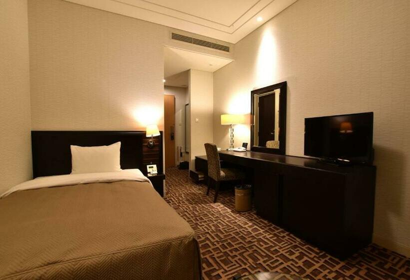 غرفة قياسية فردية, Okura Chiba