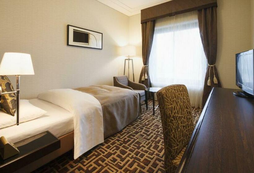 غرفة قياسية فردية, Okura Chiba