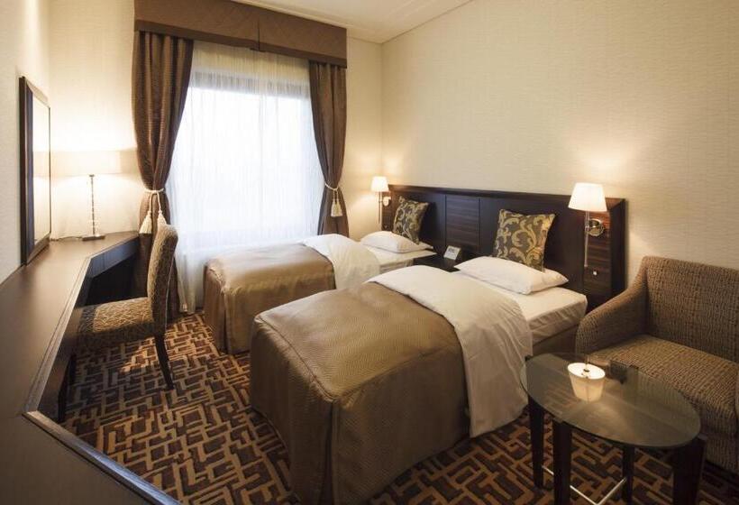 غرفة قياسية, Okura Chiba