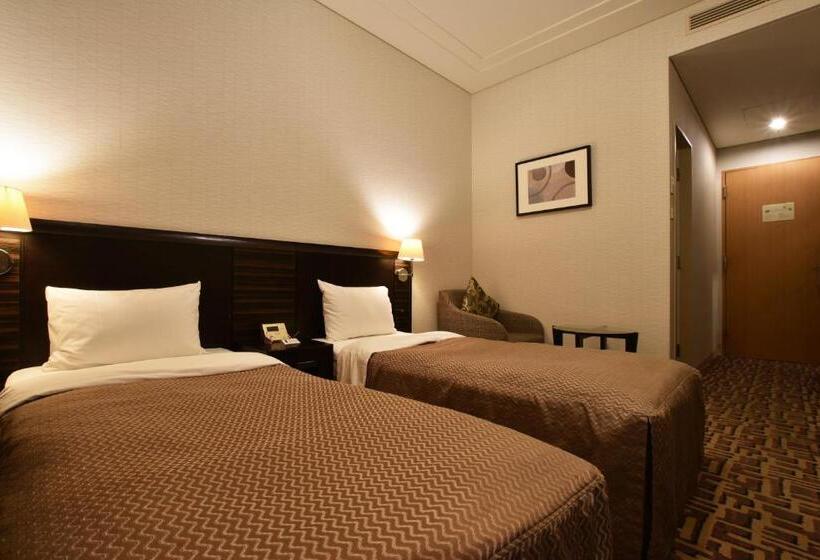 غرفة قياسية, Okura Chiba