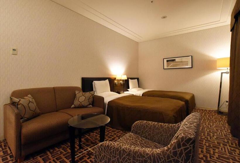 غرفة سوبيريور, Okura Chiba