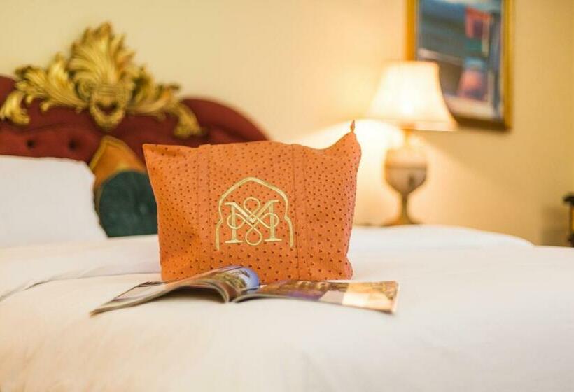 جناح جونيور, Royal Mirage Deluxe