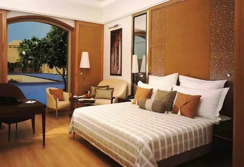 اتاق لوکس با چشم‌انداز استخر, Trident Gurgaon