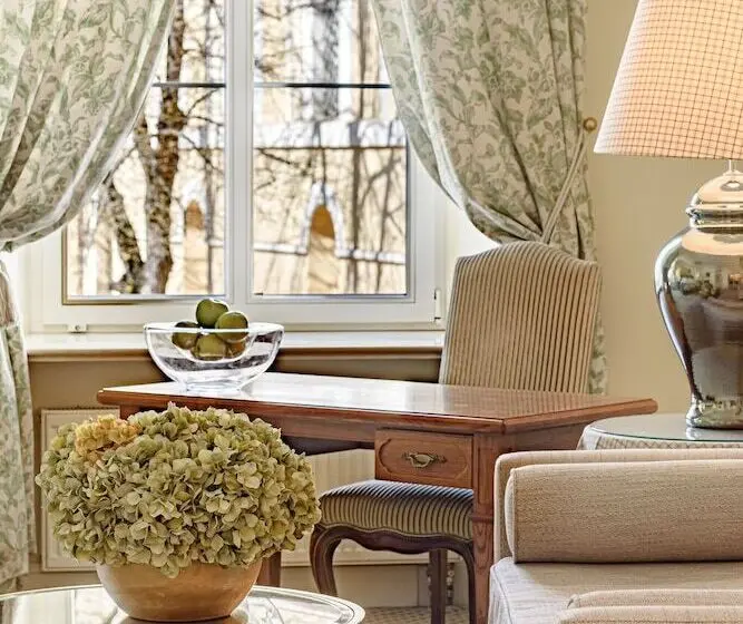 سوییت جونیور, Narutis Hotel Small Luxury Hotels Of The World