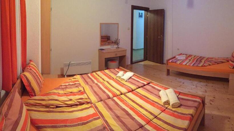 اتاق سهنفرۀ استاندارد با سرویس بهداشتی بیرون از اتاق, Baba I Dede