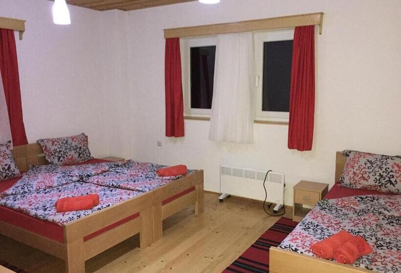 اتاق سهنفرۀ استاندارد با سرویس بهداشتی بیرون از اتاق, Baba I Dede