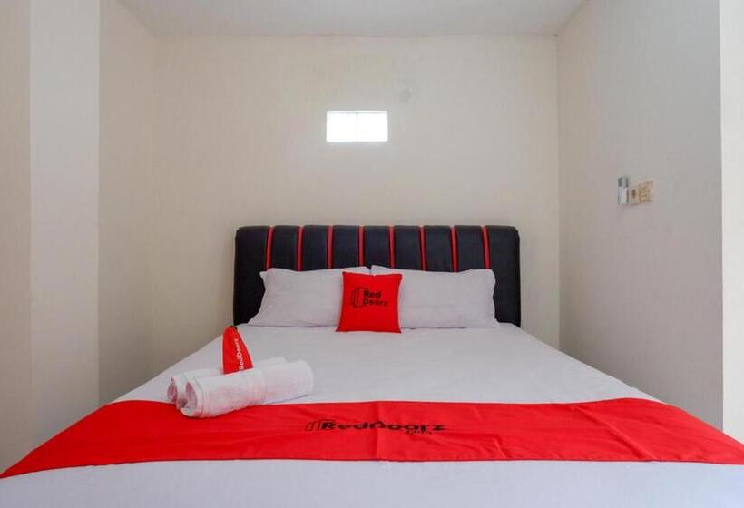 Номер Economy, Reddoorz Syariah Near Gor Satria 4