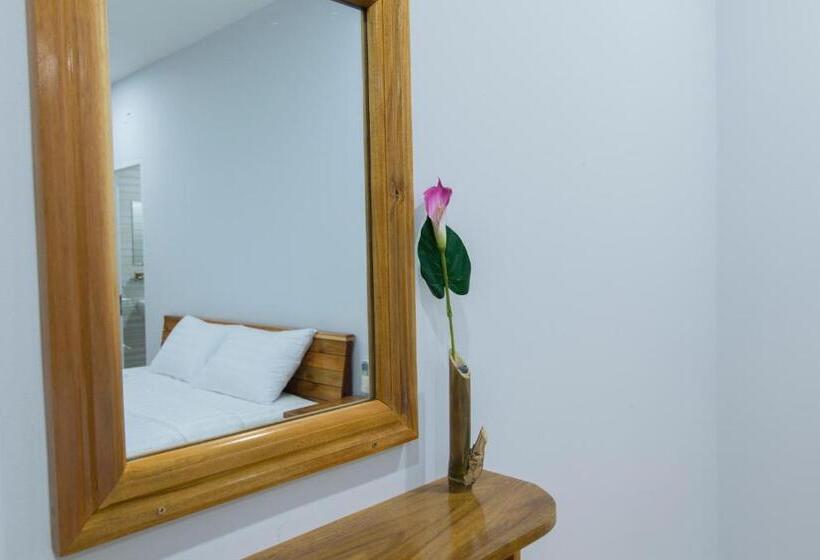 خانه یا کلبه ی ییلاقی با نمای استخر, Gecko House