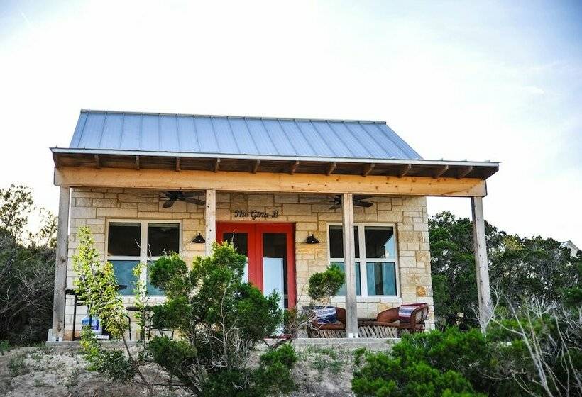 프리미엄 스튜디오, Hill Country Casitas