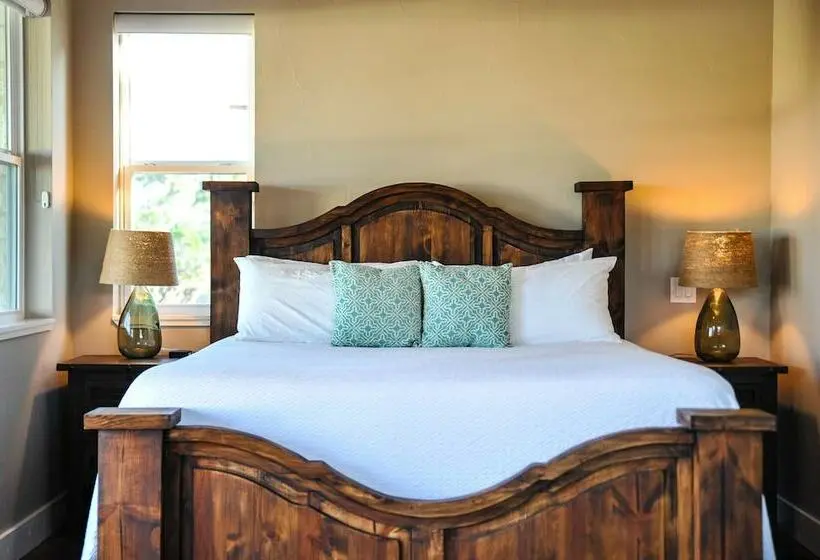 プレミアムスタジオ, Hill Country Casitas