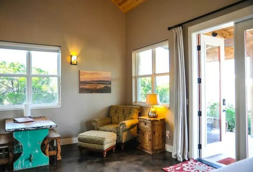 プレミアムスタジオ, Hill Country Casitas