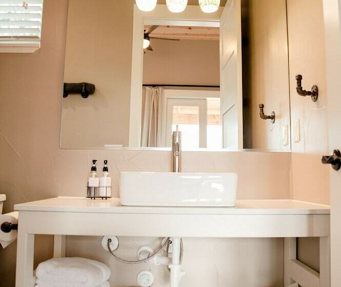 프리미엄 스튜디오, Hill Country Casitas