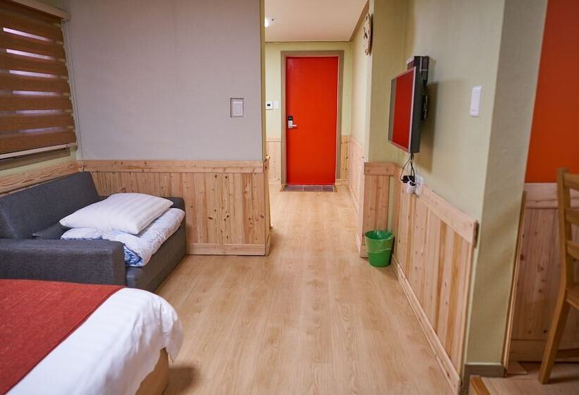 חדר סטנדרט לשלושה, Seoul Station R Guesthouse
