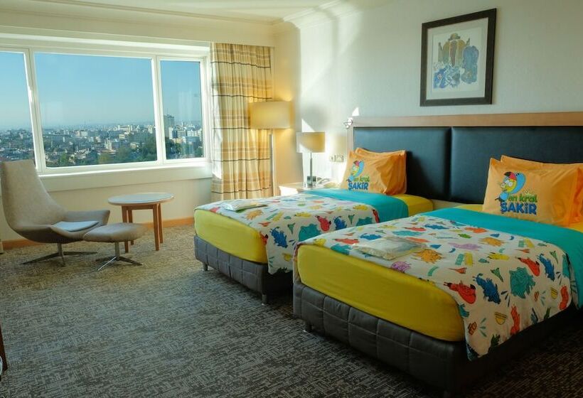 اتاق خانوادگی تودرتو, Adana Hiltonsa