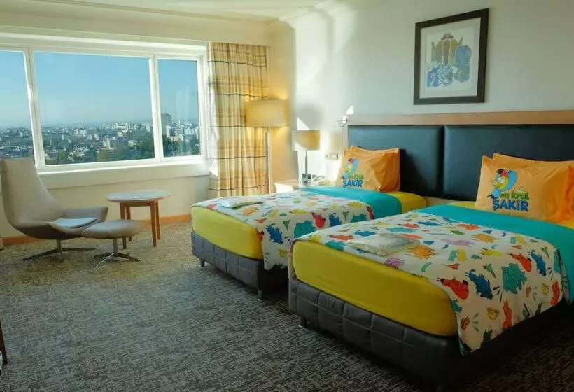 اتاق خانوادگی تودرتو, Adana Hiltonsa