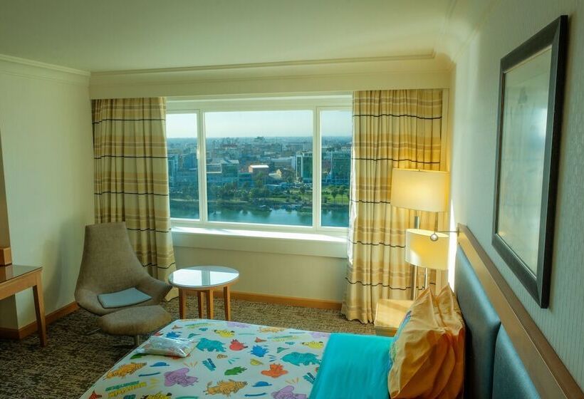 اتاق خانوادگی تودرتو, Adana Hiltonsa