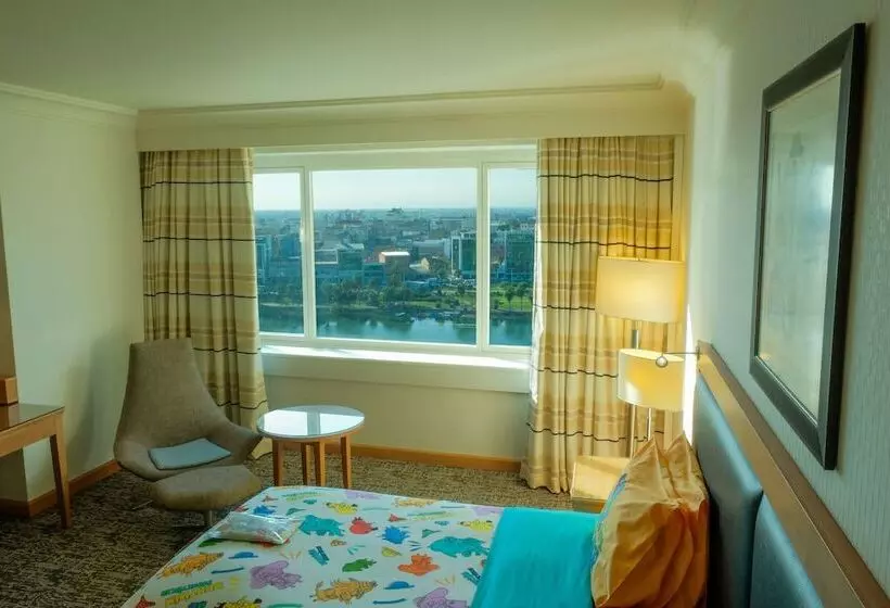اتاق خانوادگی تودرتو, Adana Hiltonsa