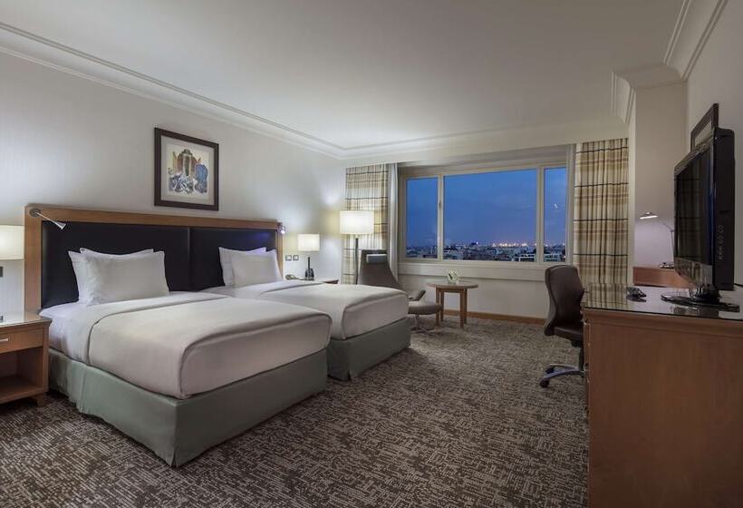 اتاق خانوادگی تودرتو, Adana Hiltonsa