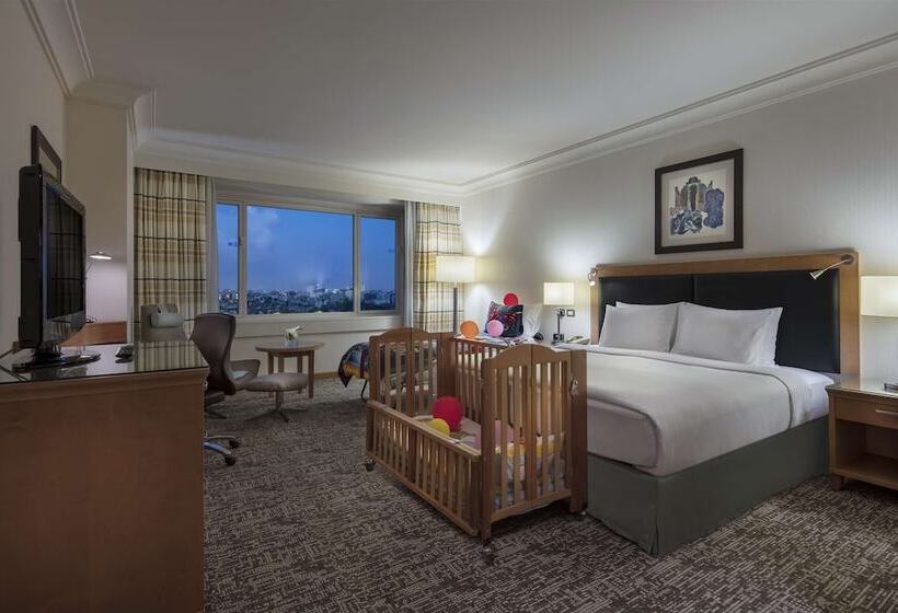 اتاق خانوادگی تودرتو, Adana Hiltonsa