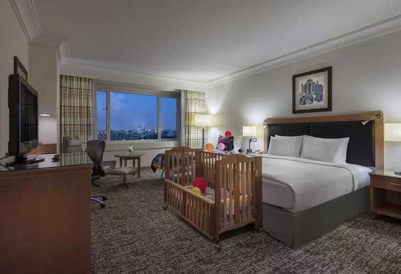 اتاق خانوادگی تودرتو, Adana Hiltonsa