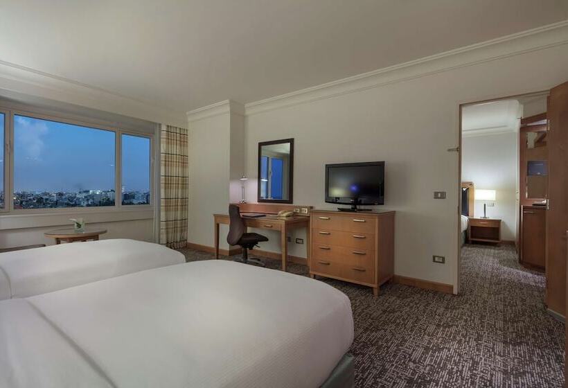 اتاق خانوادگی تودرتو, Adana Hiltonsa